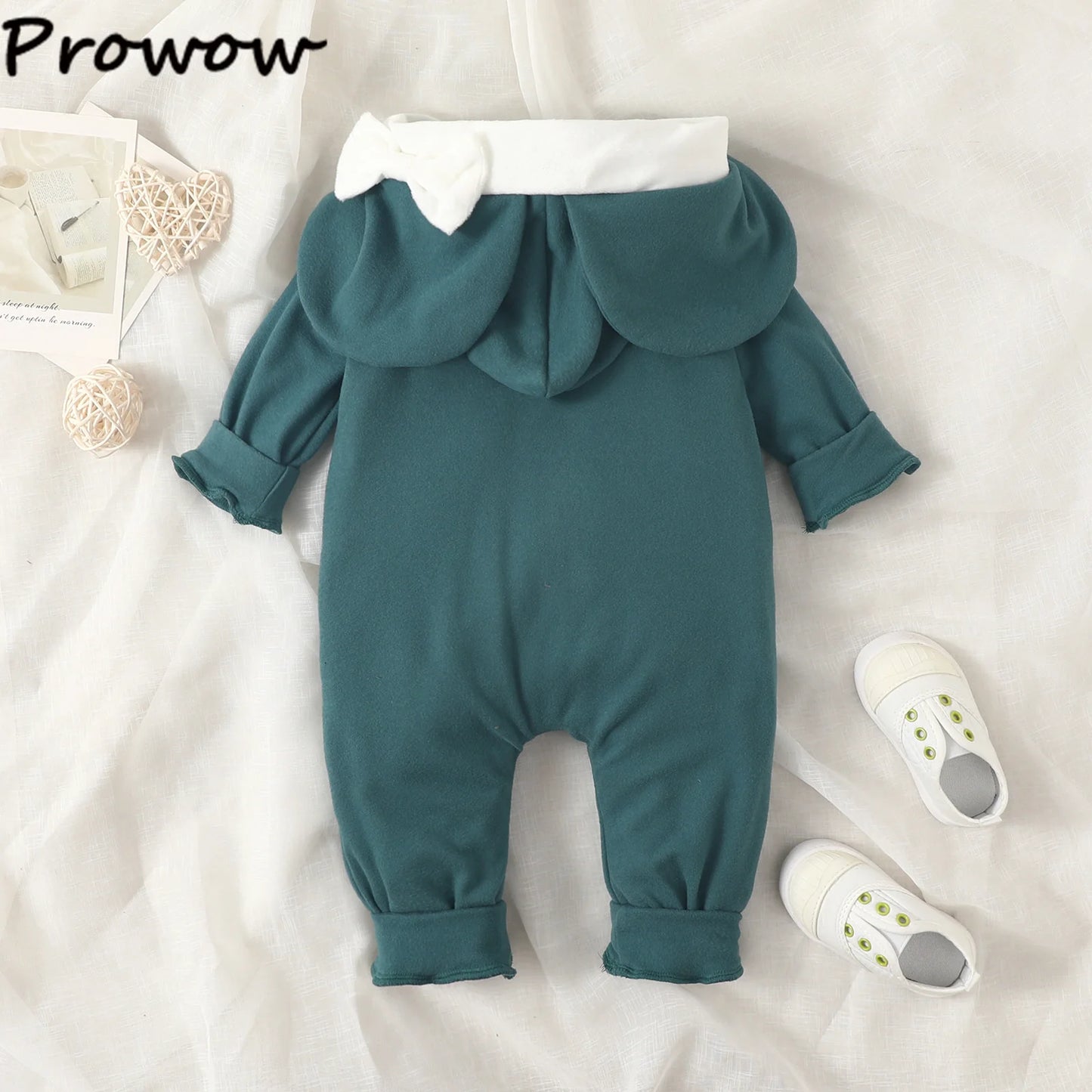 Niedlicher Baby-Strampler mit Kapuze und Ohren