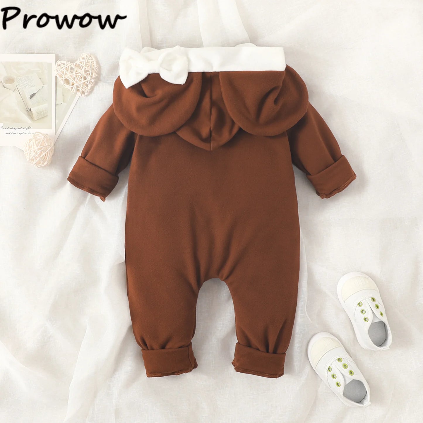Niedlicher Baby-Strampler mit Kapuze und Ohren