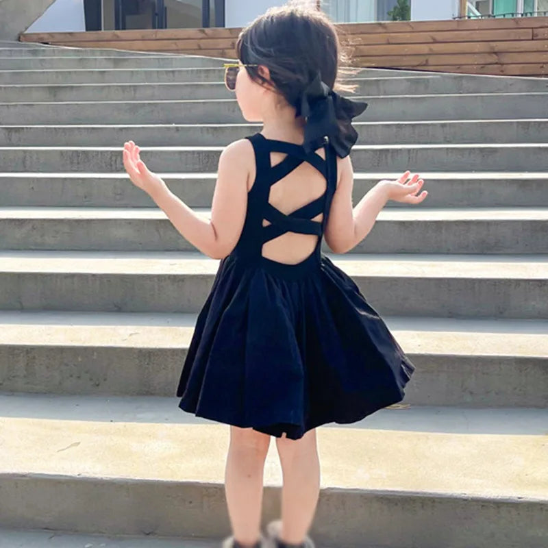 Elegantes Kinderkleid mit Kreuzrücken-Design