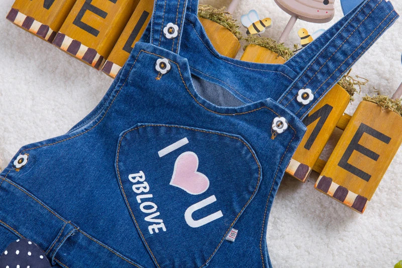 Niedliche Baby-Latzhose mit verspielten Details