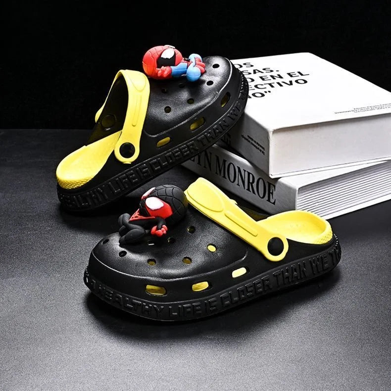 Kinder-Crocs mit Superhelden-Design