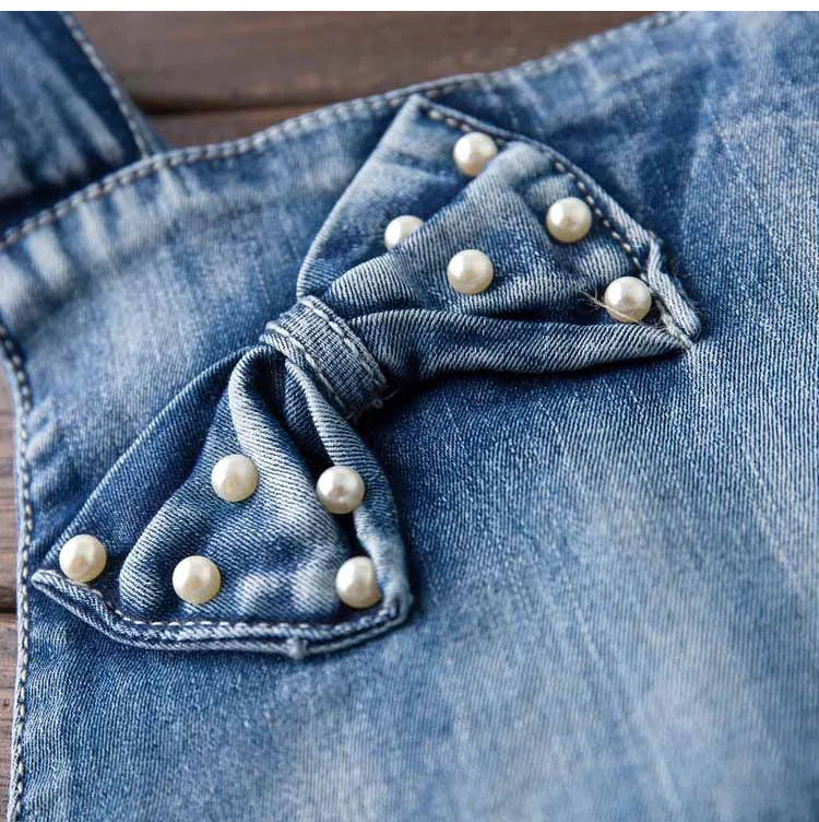 Mädchen Jeans-Latzhose mit Schmetterlingsstickerei