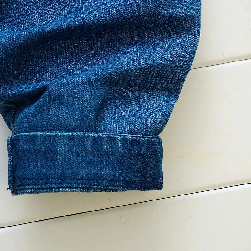 Niedliche Baby-Latzhose mit verspielten Details
