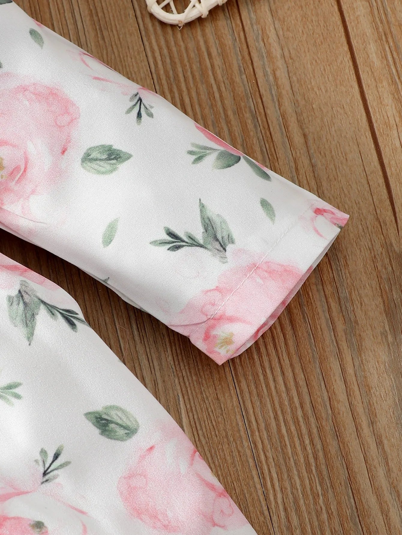 Zauberhaftes Baby-Kleid mit Blumenmuster und passendem Haarband