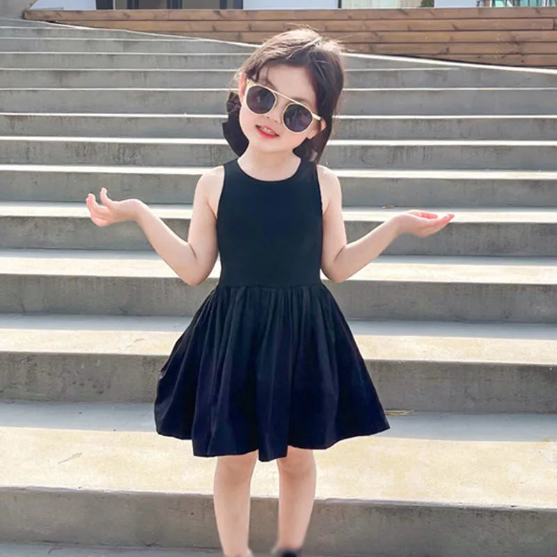 Elegantes Kinderkleid mit Kreuzrücken-Design