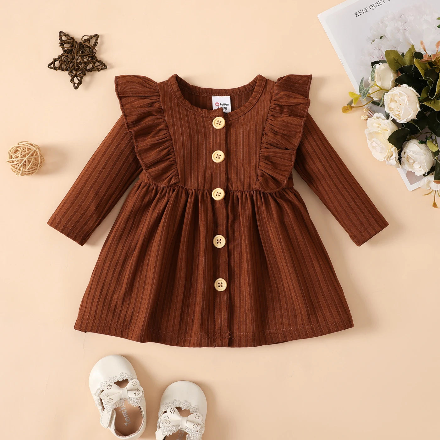 Baby-Kleid mit Rüschen und Knöpfen