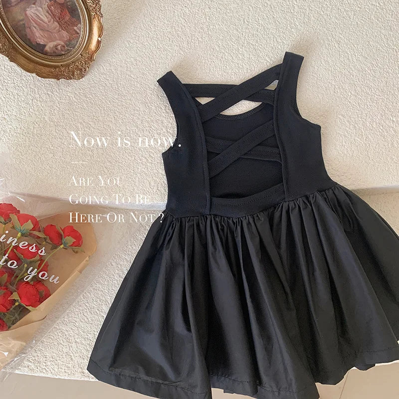 Elegantes Kinderkleid mit Kreuzrücken-Design
