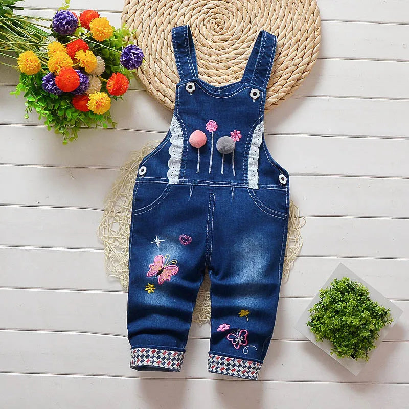 Niedliche Baby-Latzhose mit verspielten Details