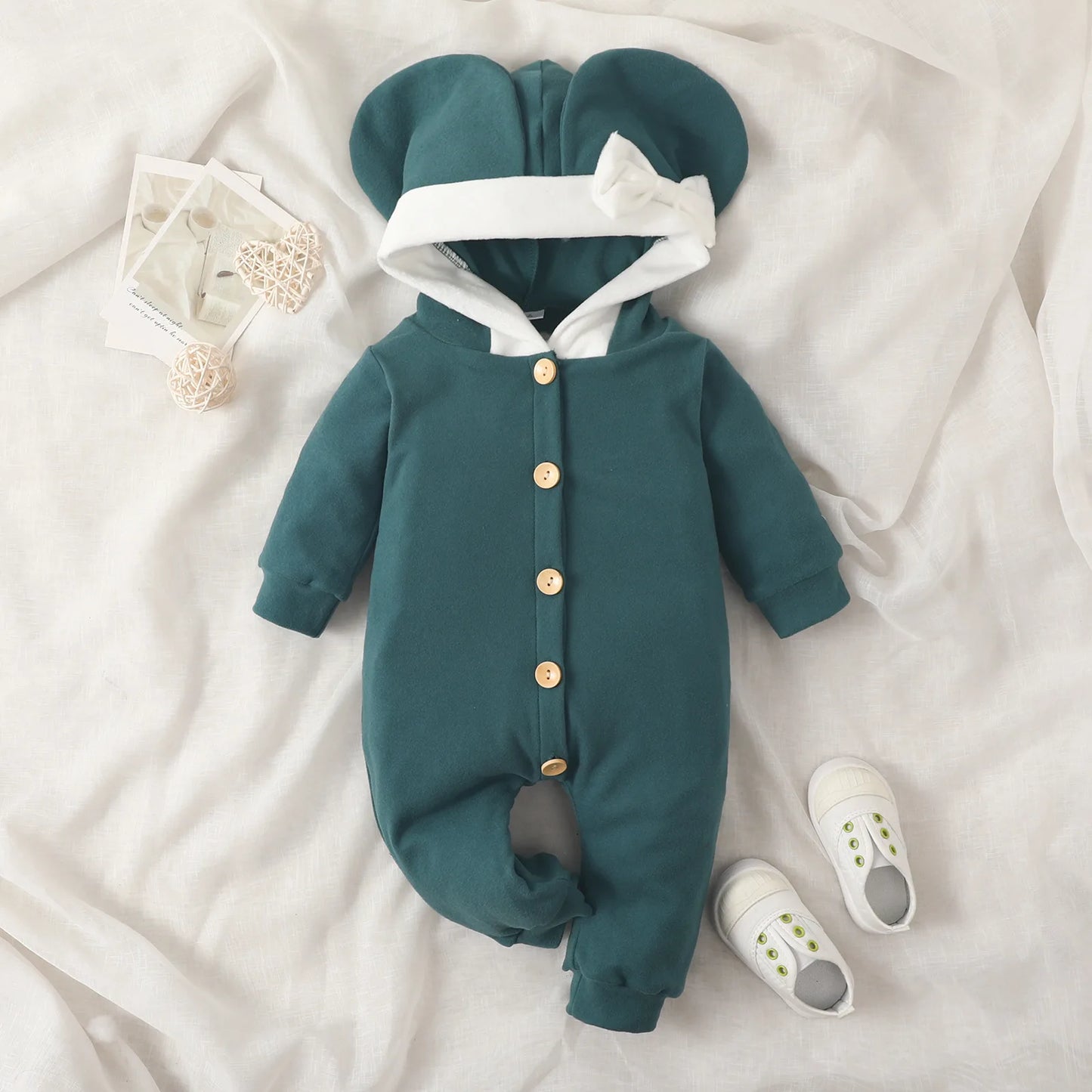 Niedlicher Baby-Strampler mit Kapuze und Ohren