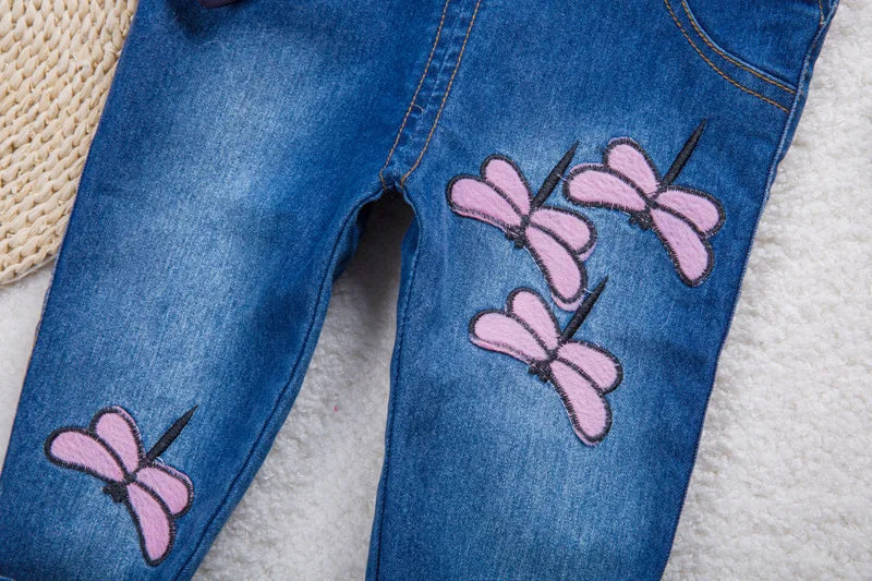 Niedliche Baby-Latzhose mit verspielten Details