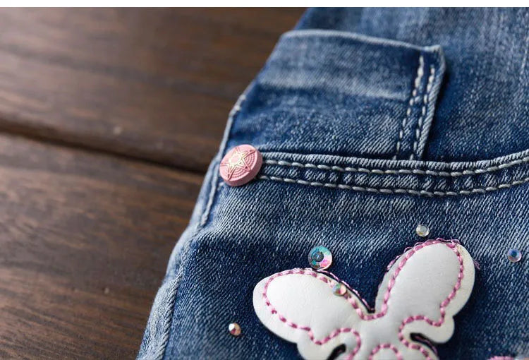 Mädchen Jeans-Latzhose mit Schmetterlingsstickerei