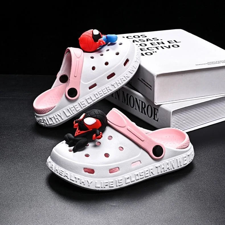 Kinder-Crocs mit Superhelden-Design