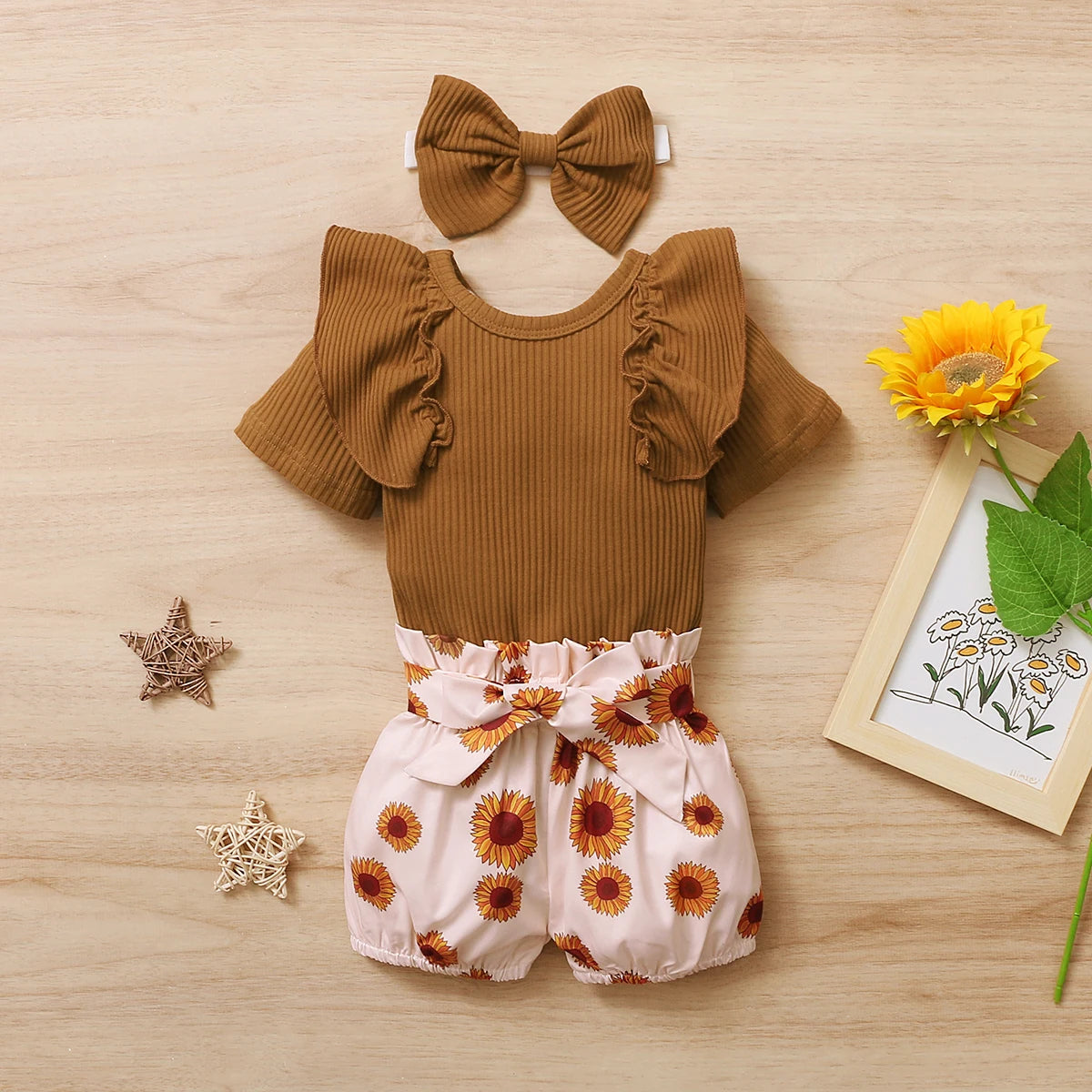 3-teiliges Outfit mit Rüschenbody, Blumenshorts & Haarband