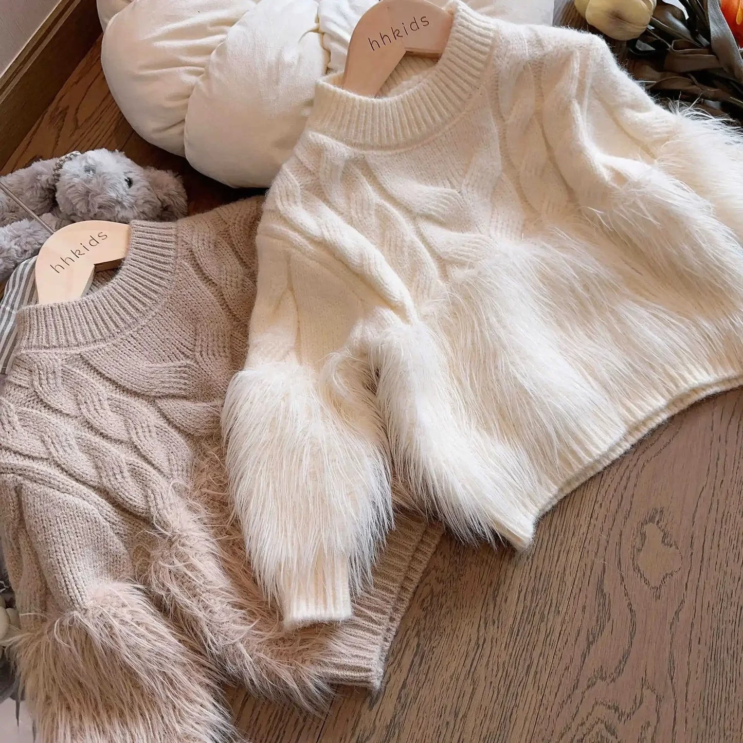 Edler Strickpullover mit Kunstfell-Details