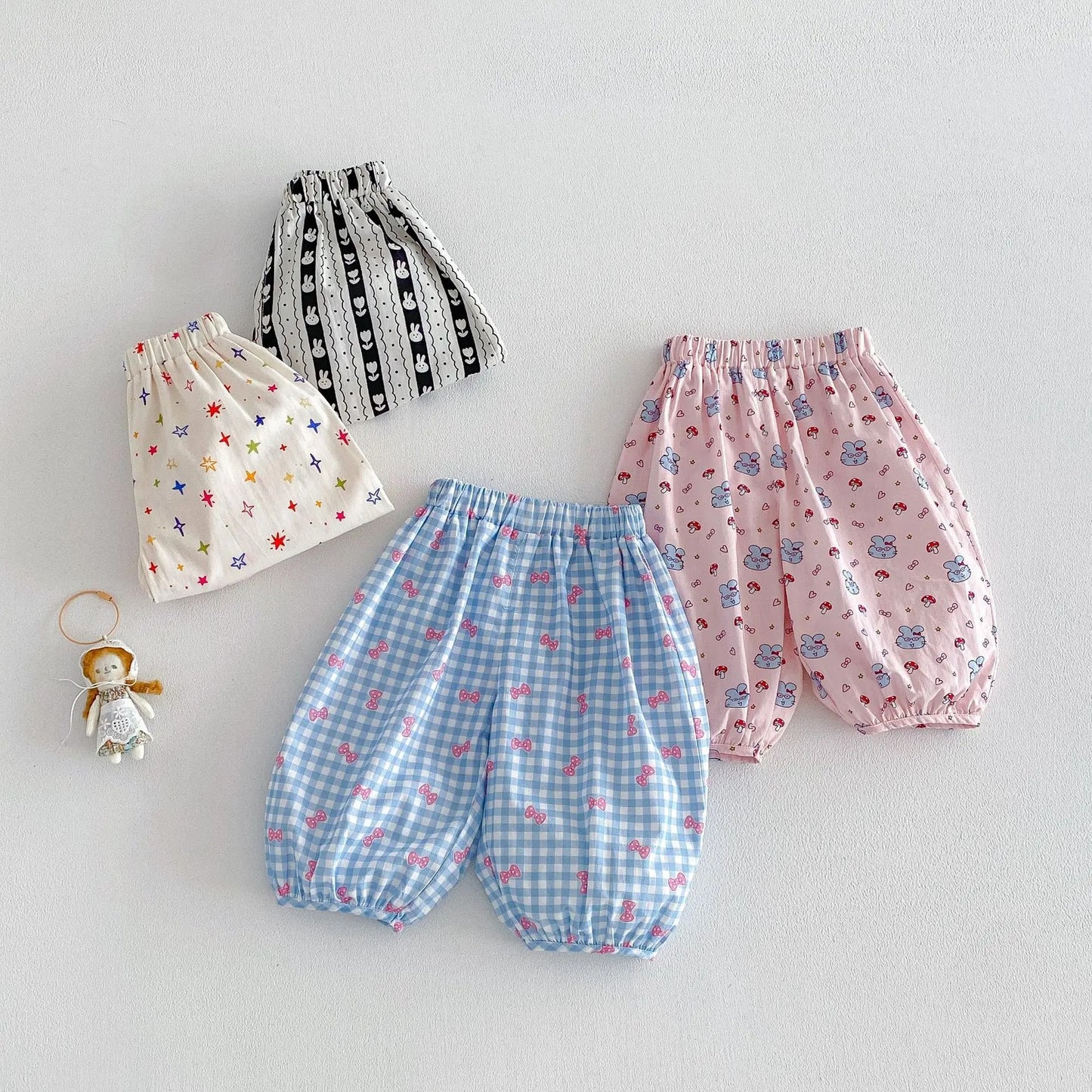 Mädchen Pumphose aus Baumwolle – Locker geschnittene Kinderhose mit süßen Prints