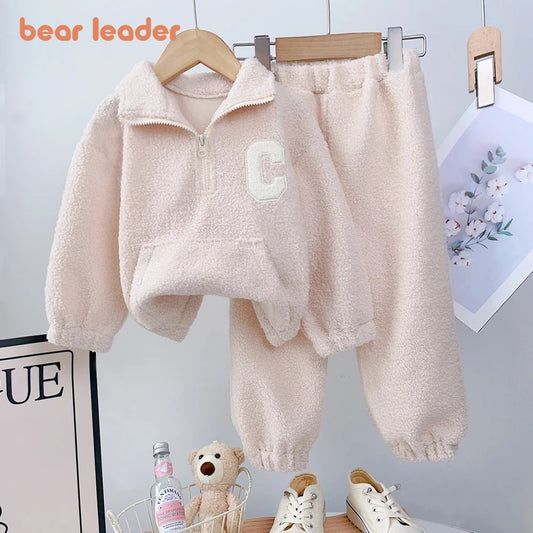 Kuscheliges Teddy-Outfit mit Reißverschluss & Stickerei