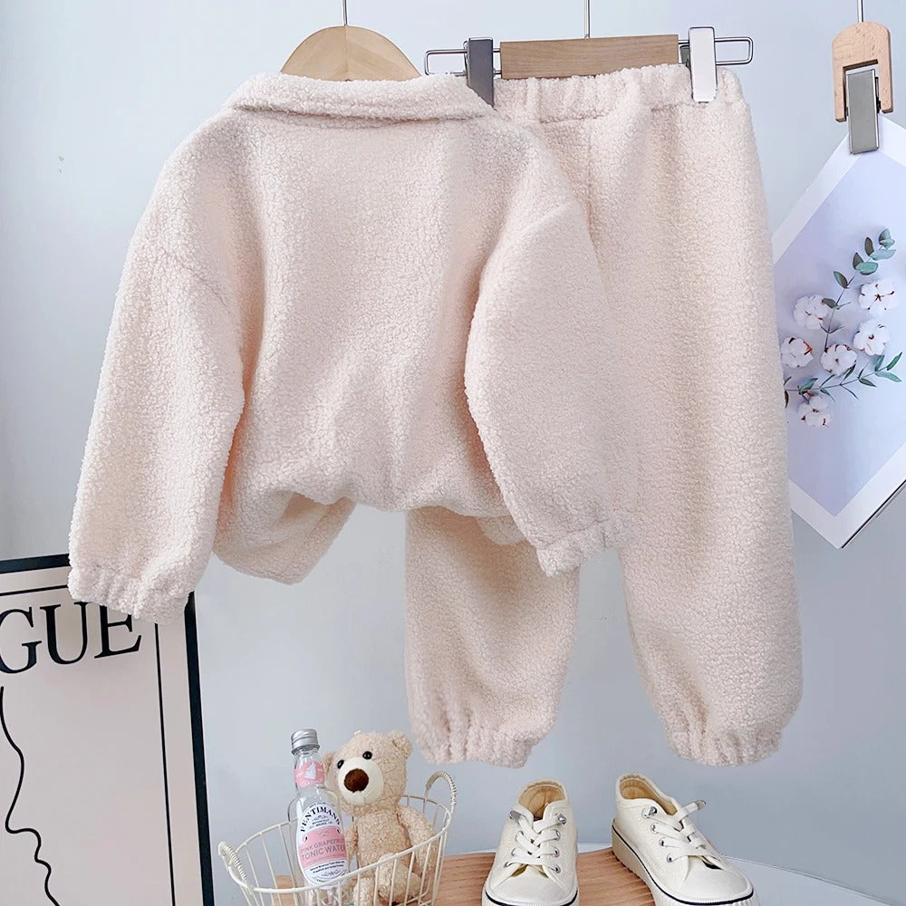Kuscheliges Teddy-Outfit mit Reißverschluss & Stickerei