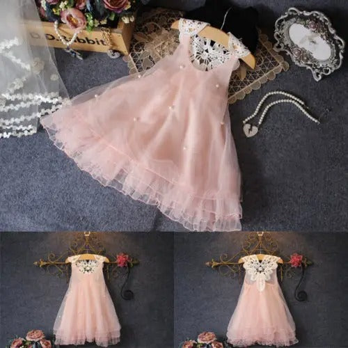 Elegantes Mädchenkleid mit Spitzenapplikationen