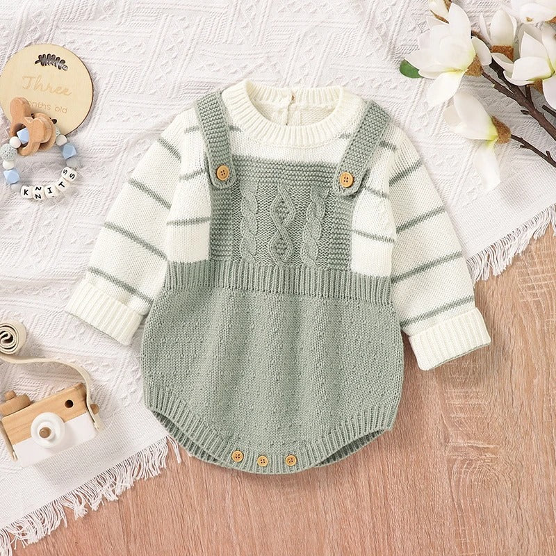 Baby Strickbody mit Hosenträger-Design – weicher Langarm Body für Babys