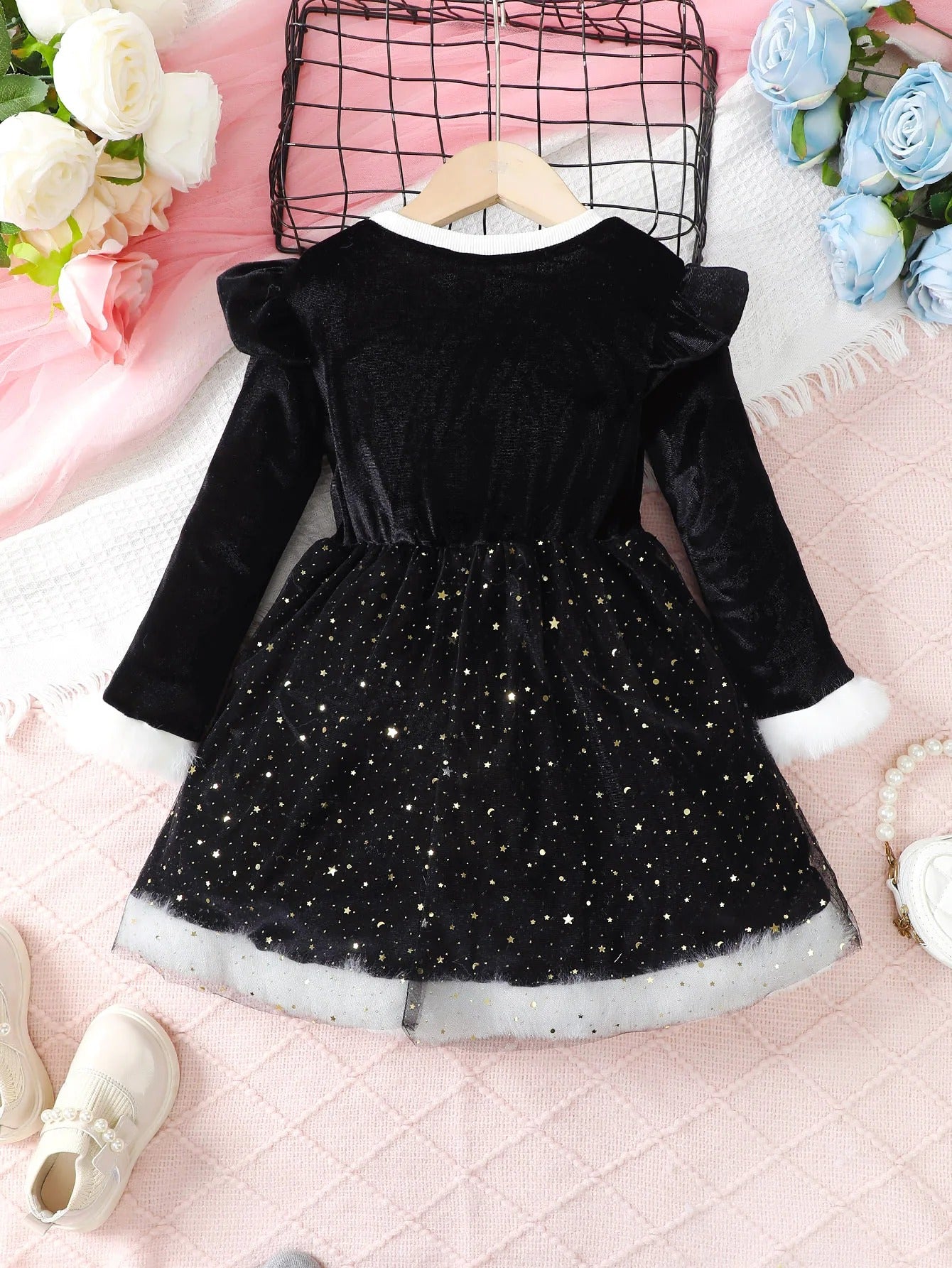 Samtiges Weihnachtskleid mit Glitzersternen & Kunstfellbesatz