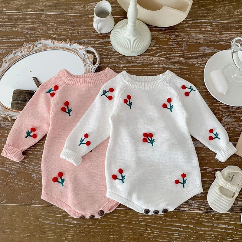 Baby Strickbody mit Kirschstickerei – Langarm Body für Mädchen