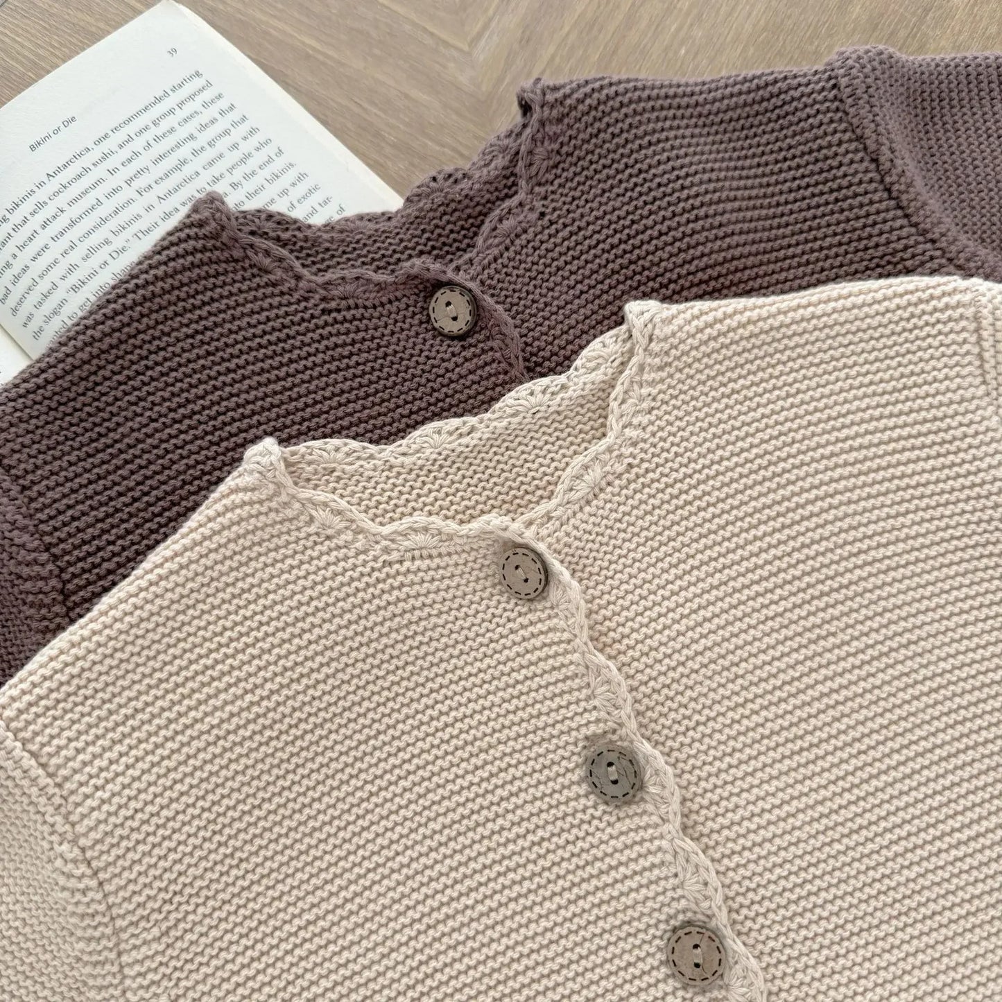 Baby Strickjacke mit Holzknöpfen