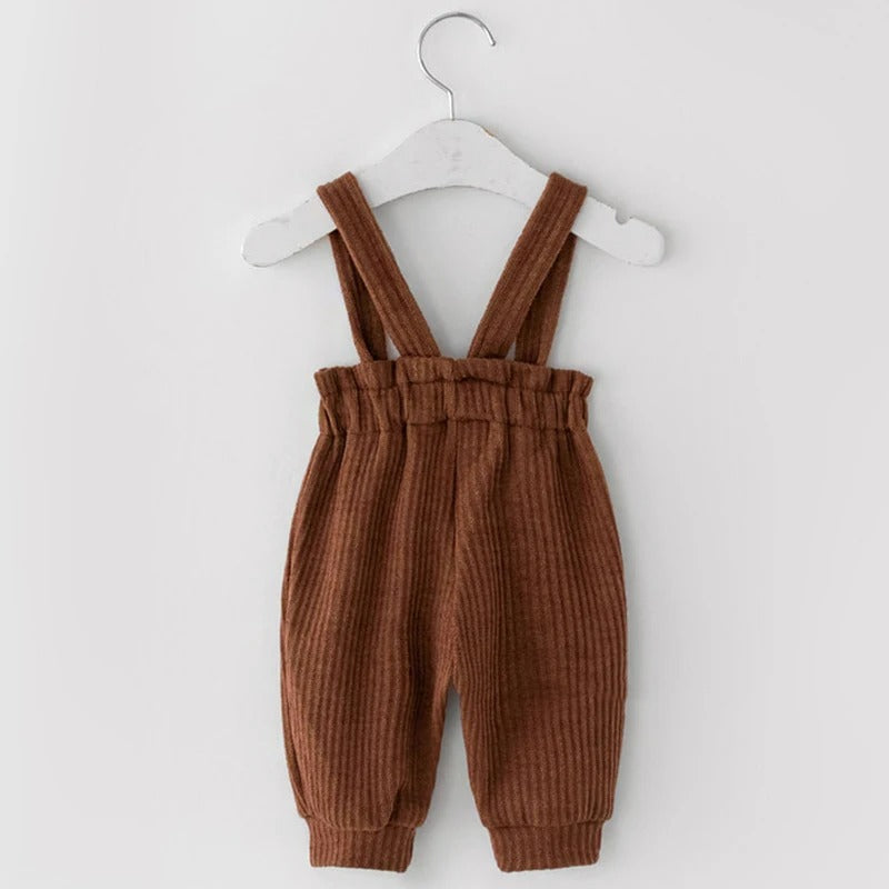 Baby Trägerhose aus weichem Rippstoff – bequem & vielseitig kombinierbar