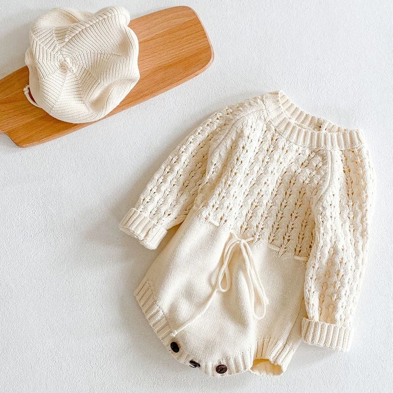 Strick Baby Body mit Lochmuster und Bindeband – Langarm Body für Mädchen