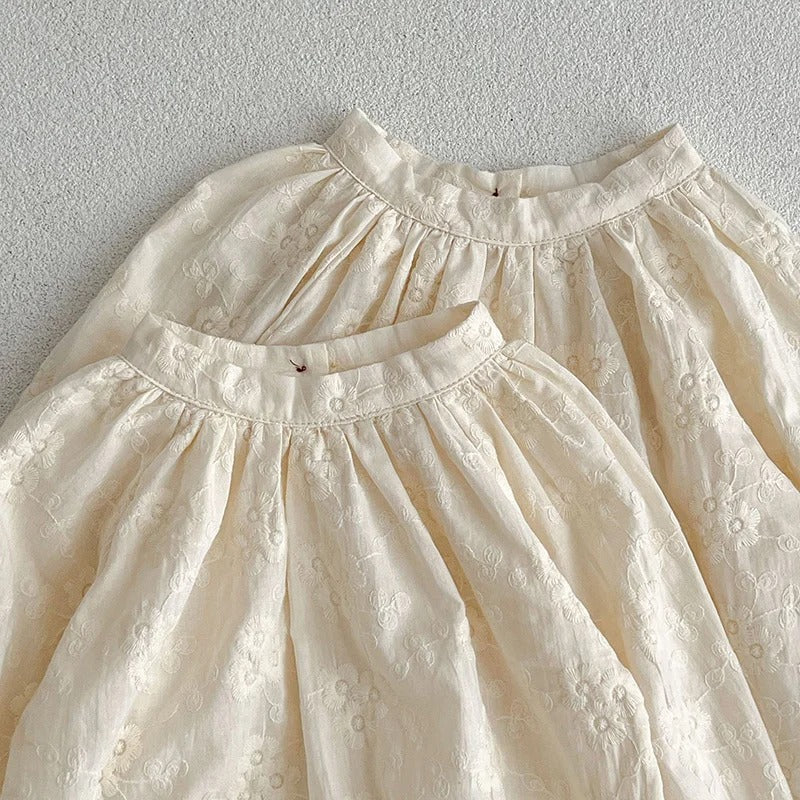 Mädchenkleid mit feiner Blumenstickerei – elegantes Baumwollkleid für Kinder