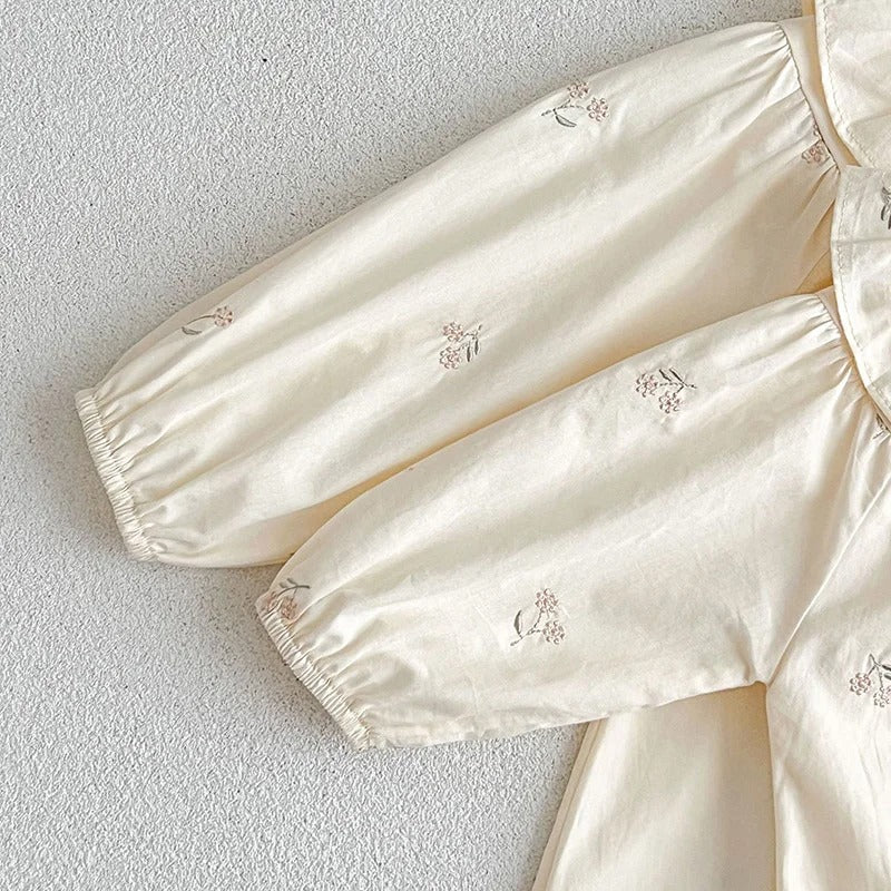 Vintage Mädchenkleid mit Rüschenkragen & feiner Blumenstickerei – Baumwollkleid für Kinder