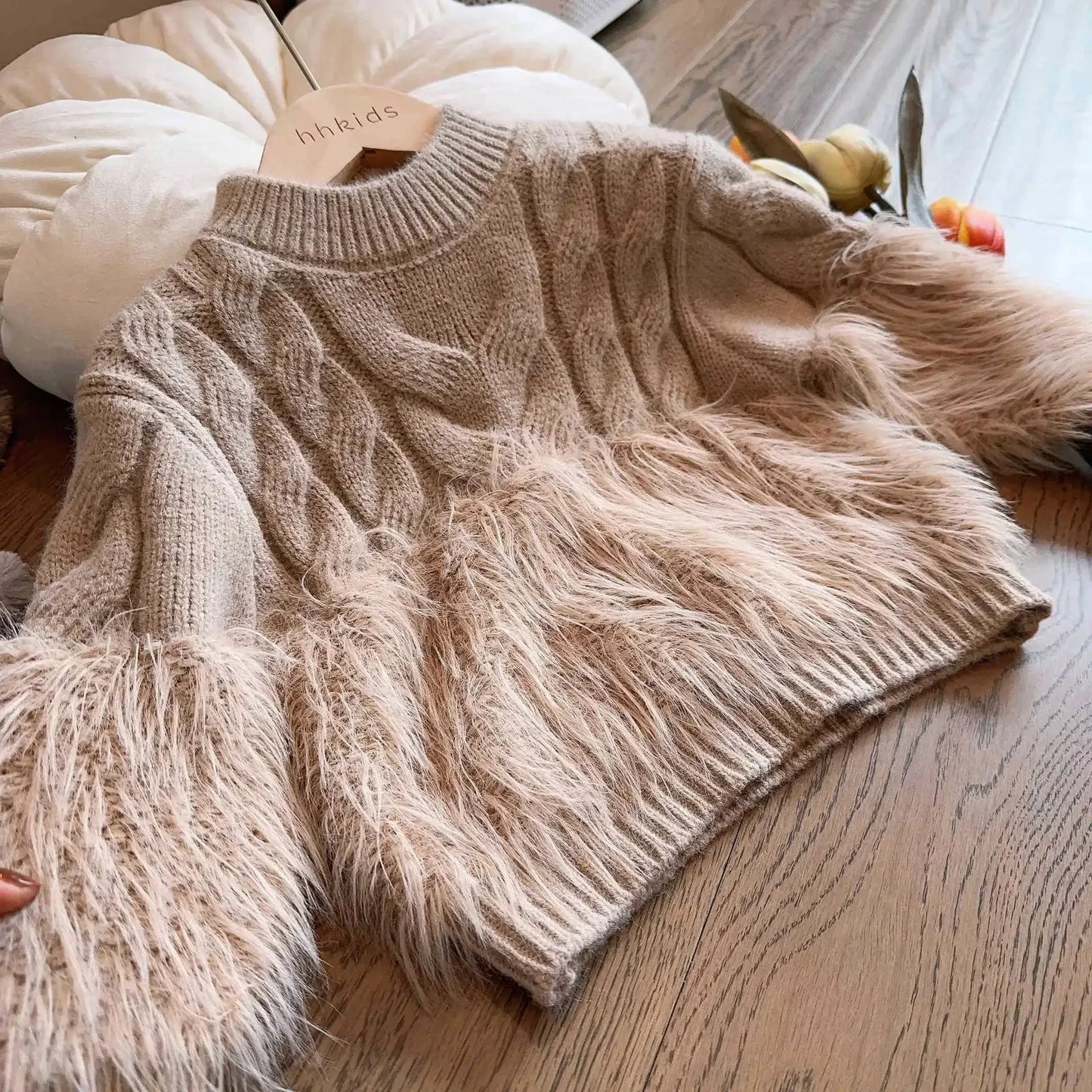 Edler Strickpullover mit Kunstfell-Details
