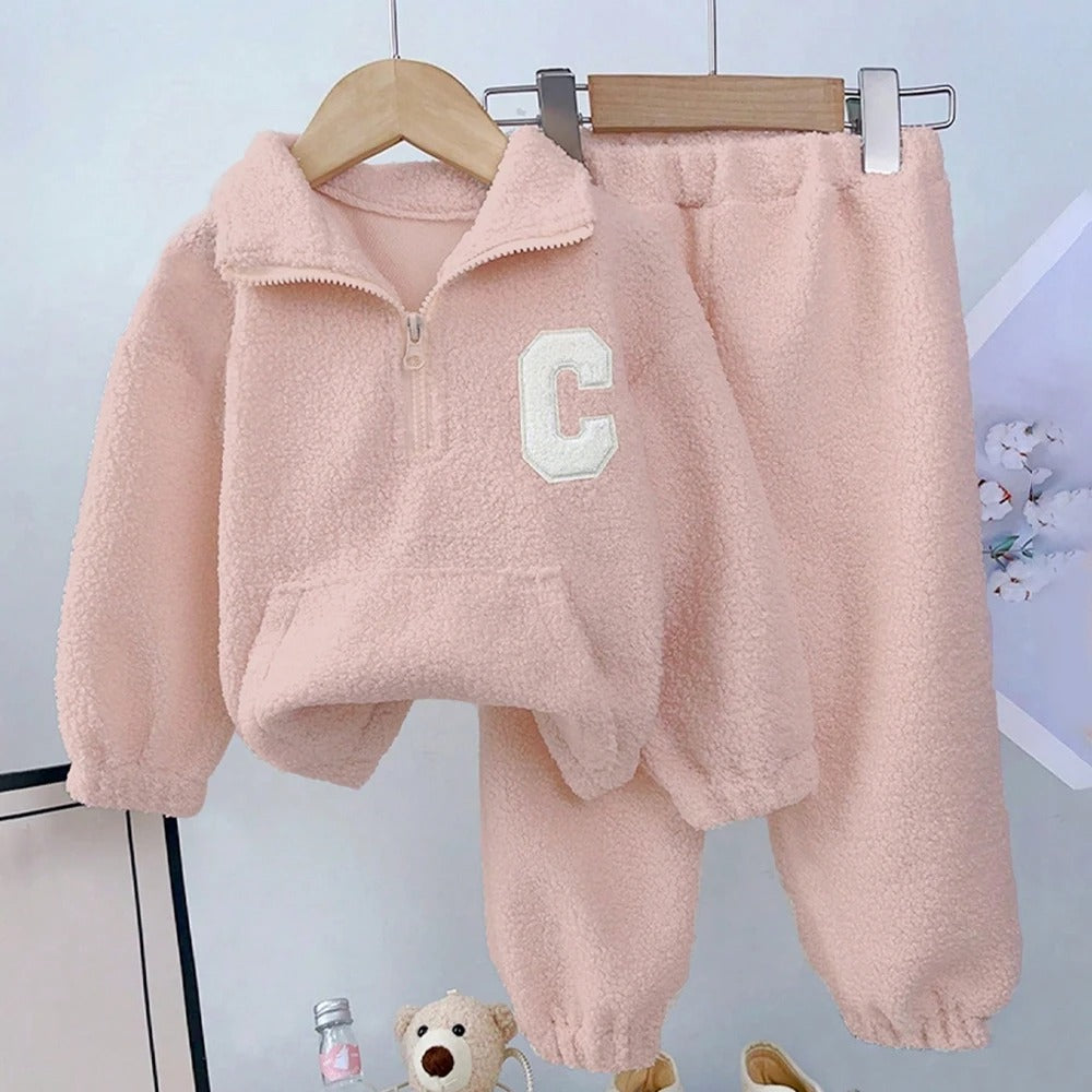 Kuscheliges Teddy-Outfit mit Reißverschluss & Stickerei
