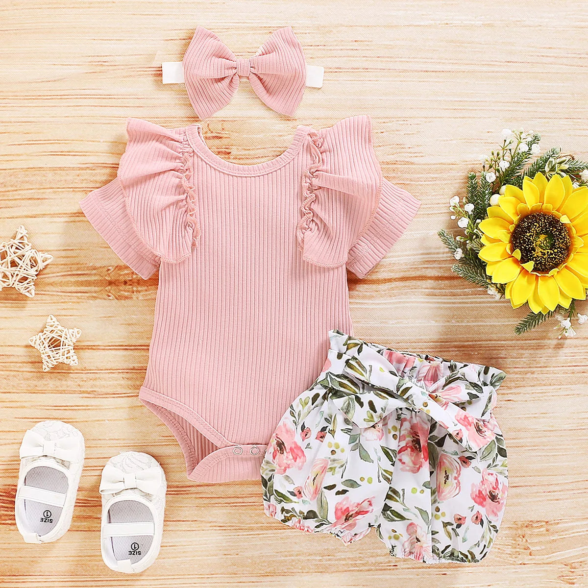 3-teiliges Outfit mit Rüschenbody, Blumenshorts & Haarband