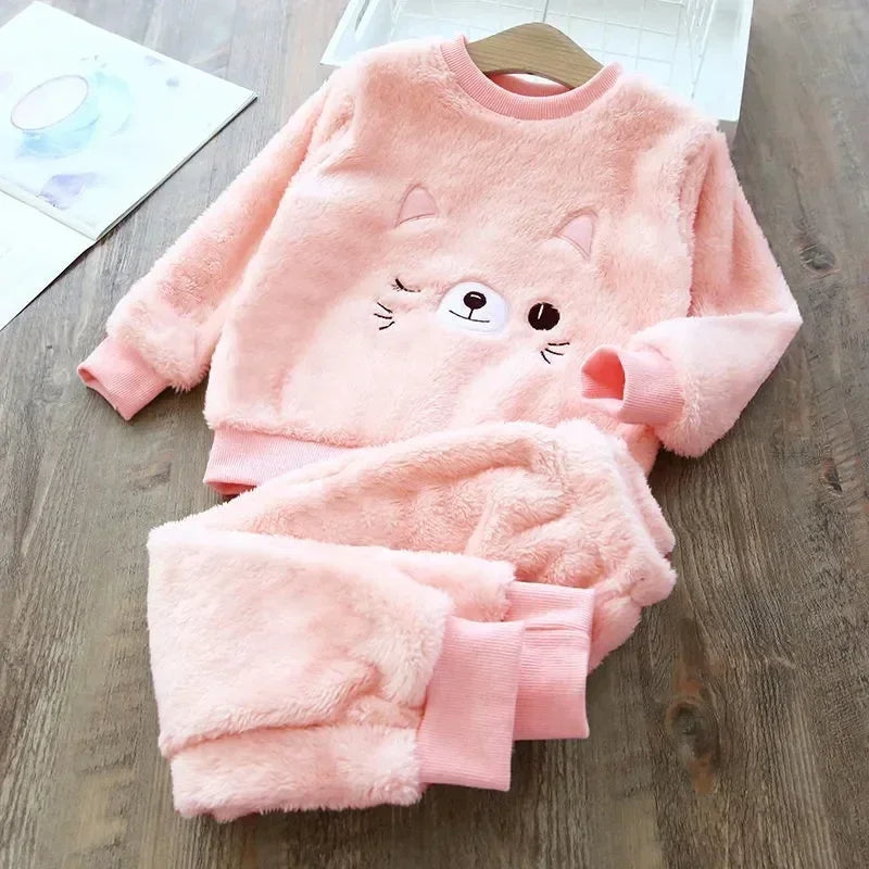 Kuscheliger Tiertraum: Flauschiger Kinder-Pyjama von Modern Kid