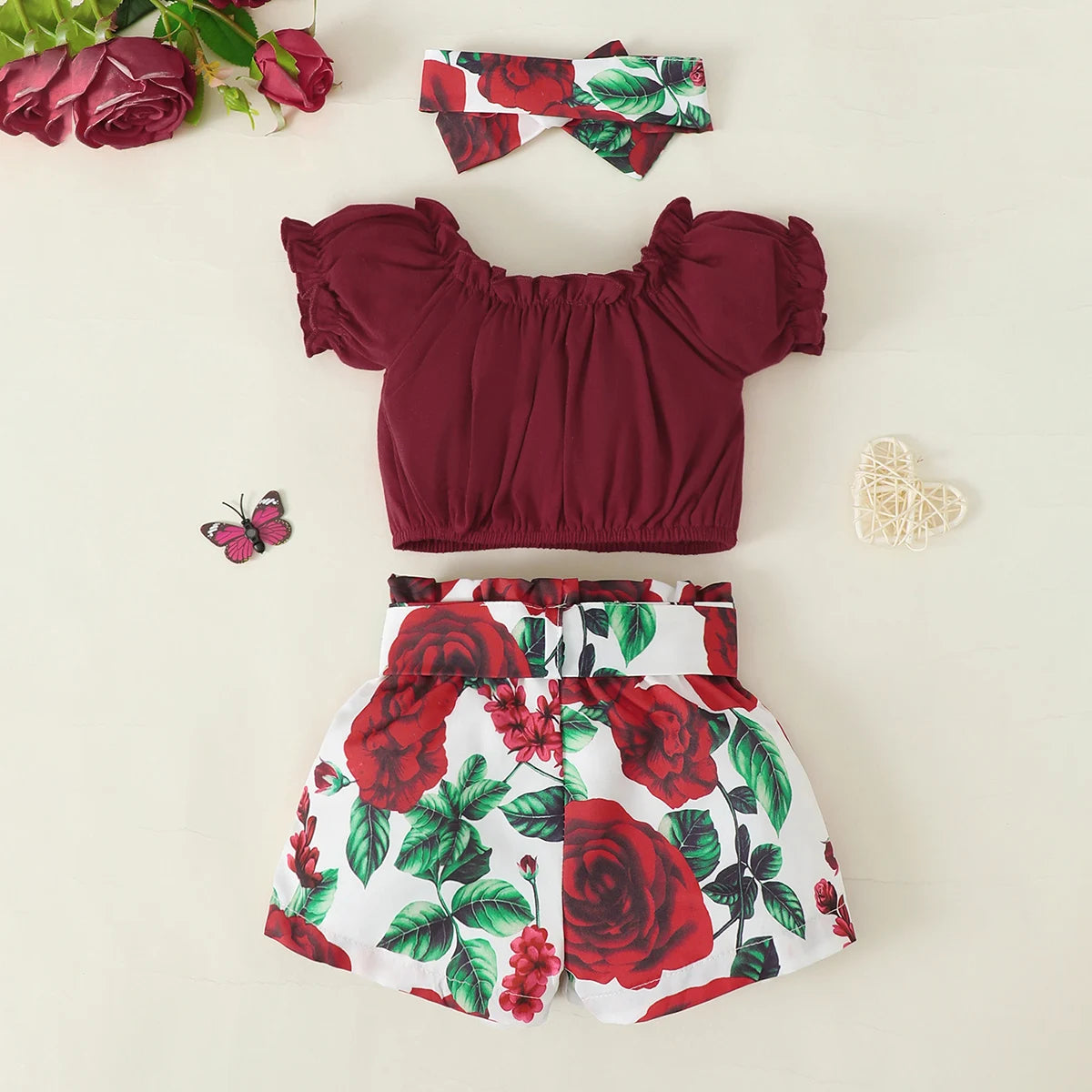 Stylisches Outfit mit Haarband, Oberteil & Shorts