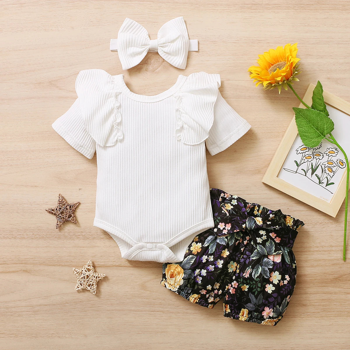 3-teiliges Outfit mit Rüschenbody, Blumenshorts & Haarband