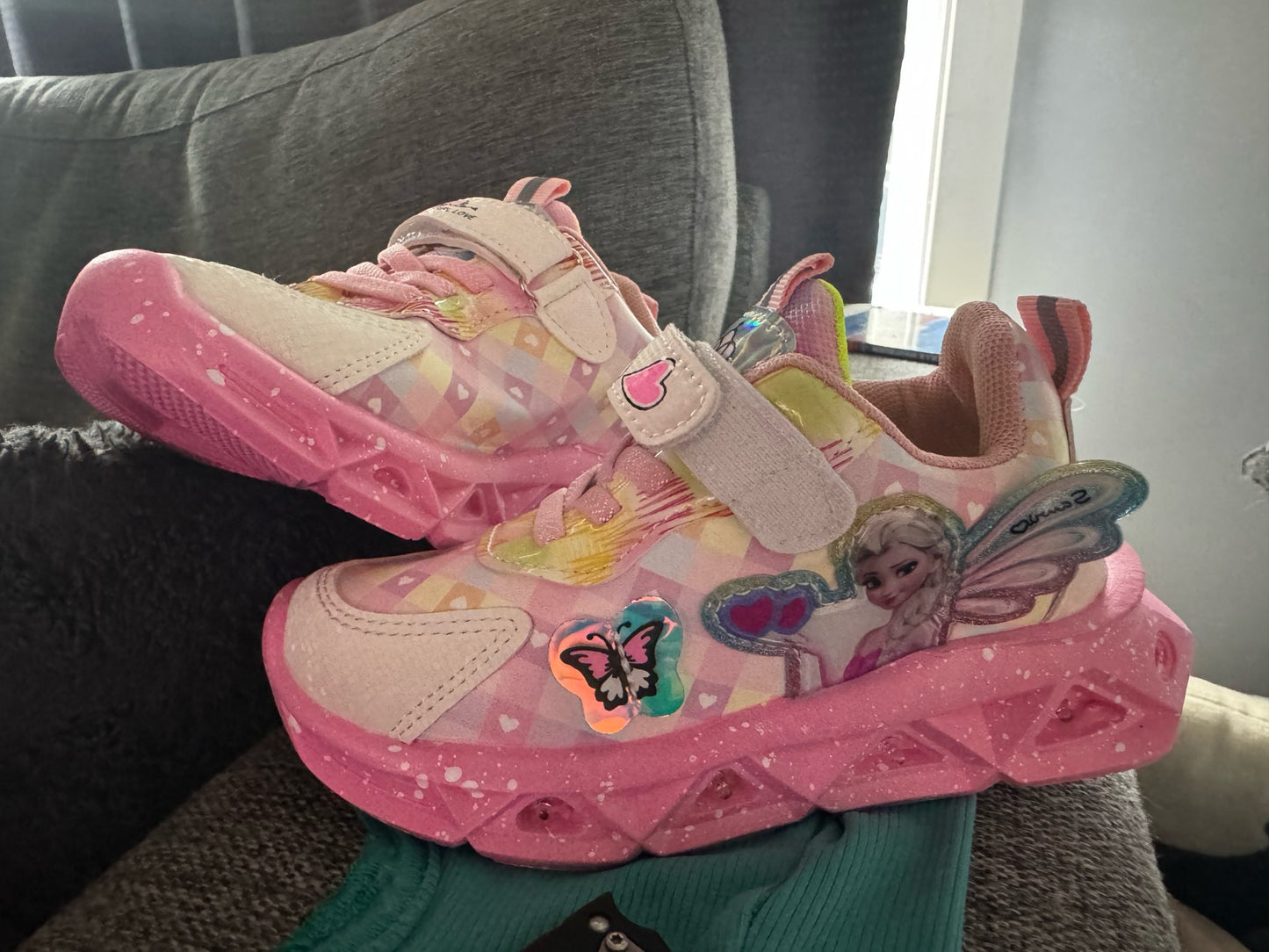 Leuchtende Kinder-Sneaker mit Schmetterlings-Design