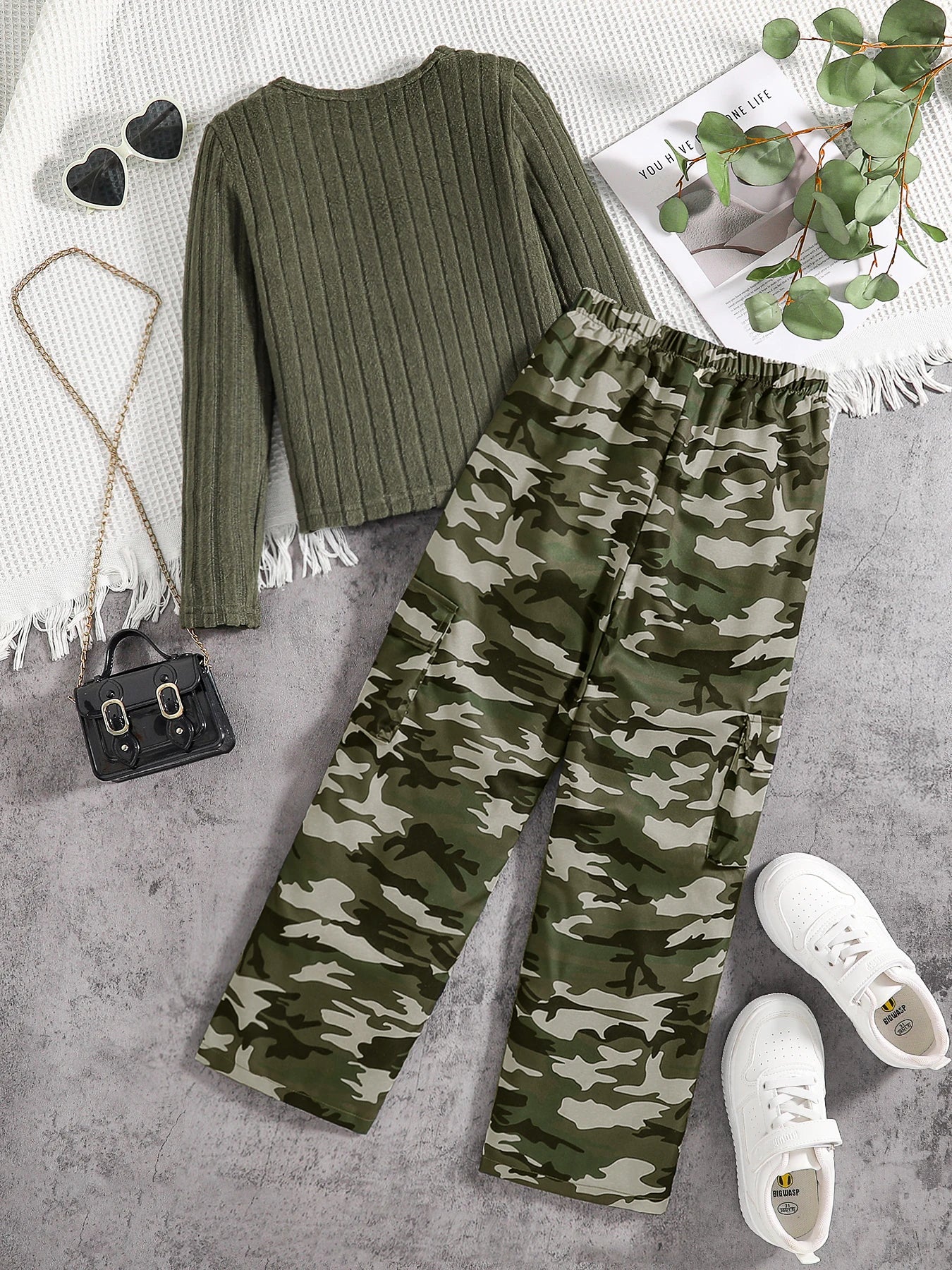 Abenteuer-Set für Trendsetter: Camouflage Cargo & Kuschelpullover