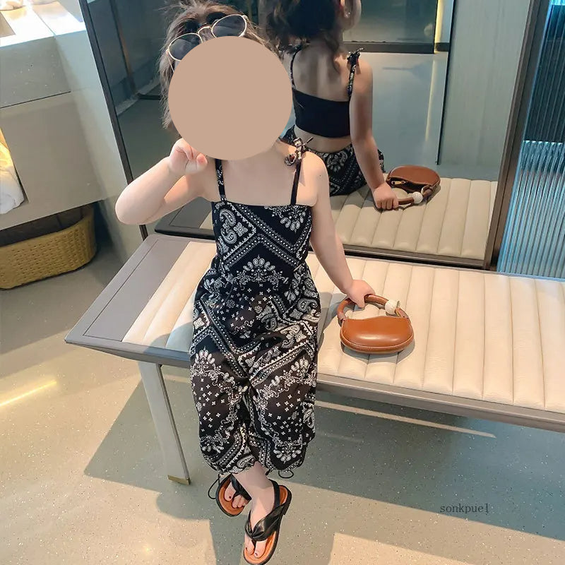 Jumpsuit – Coole Kindermode für Mädchen in Schwarz & Weiß
