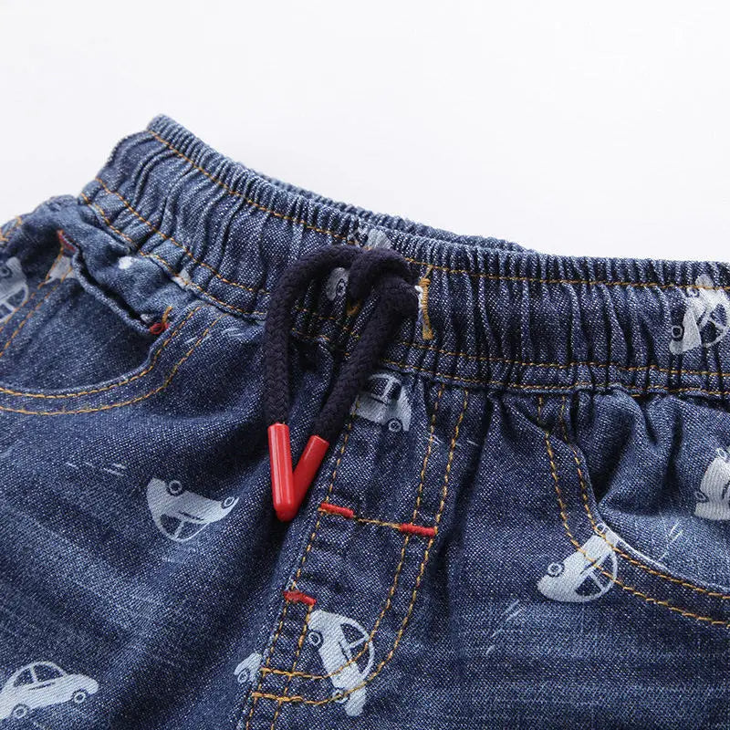Jeans Shorts mit Auto-Motiven für Jungen