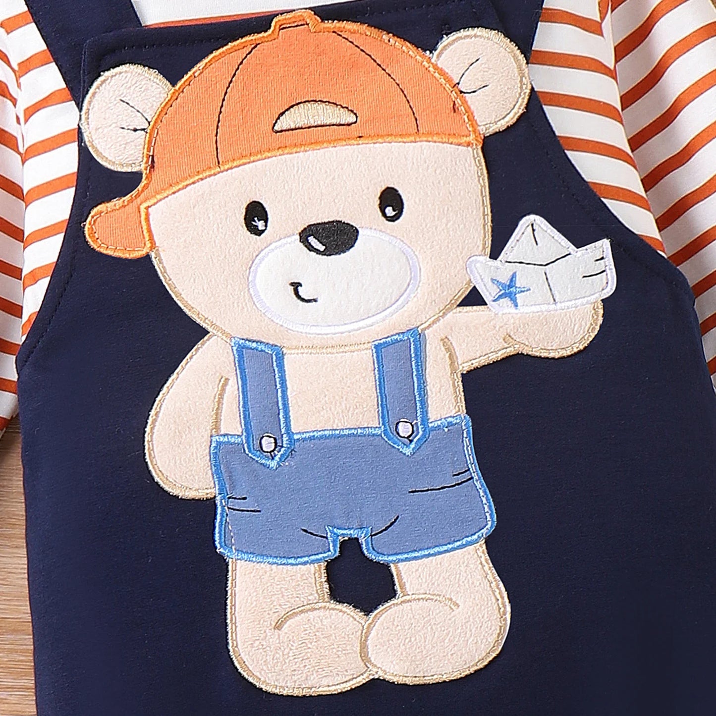 Kuschelweicher Baby-Overall mit Bärenmotiv