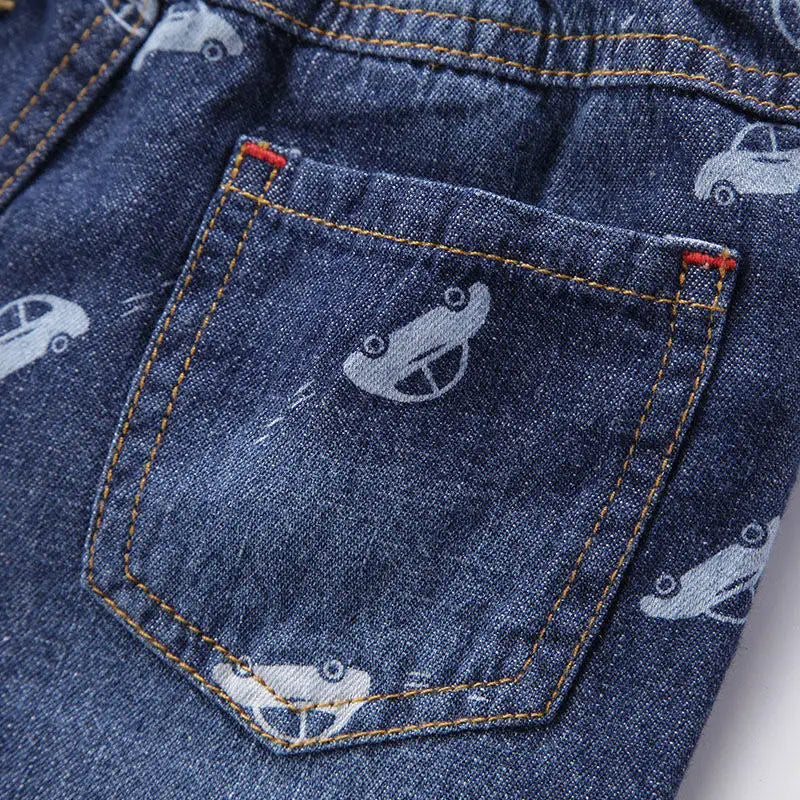 Jeans Shorts mit Auto-Motiven für Jungen