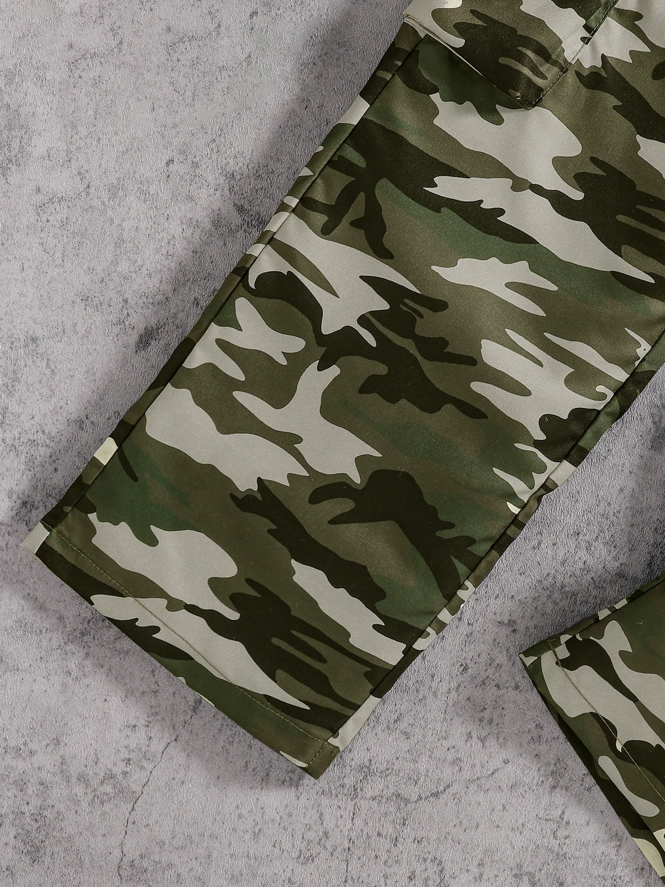 Abenteuer-Set für Trendsetter: Camouflage Cargo & Kuschelpullover