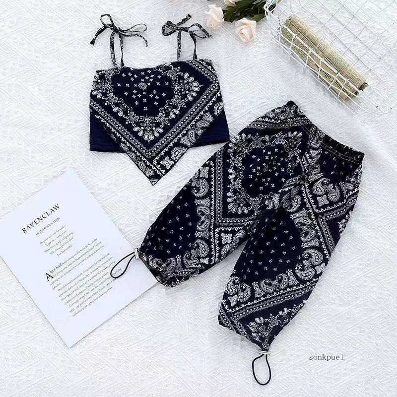 Jumpsuit – Coole Kindermode für Mädchen in Schwarz & Weiß