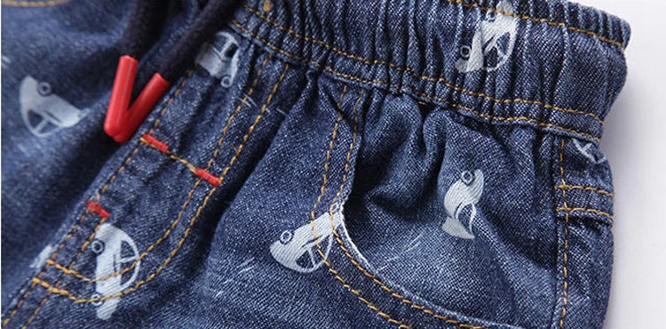 Jeans Shorts mit Auto-Motiven für Jungen
