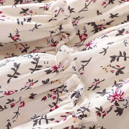 Zauberhaftes Blütenensemble – Das perfekte Outfit für Mädchen