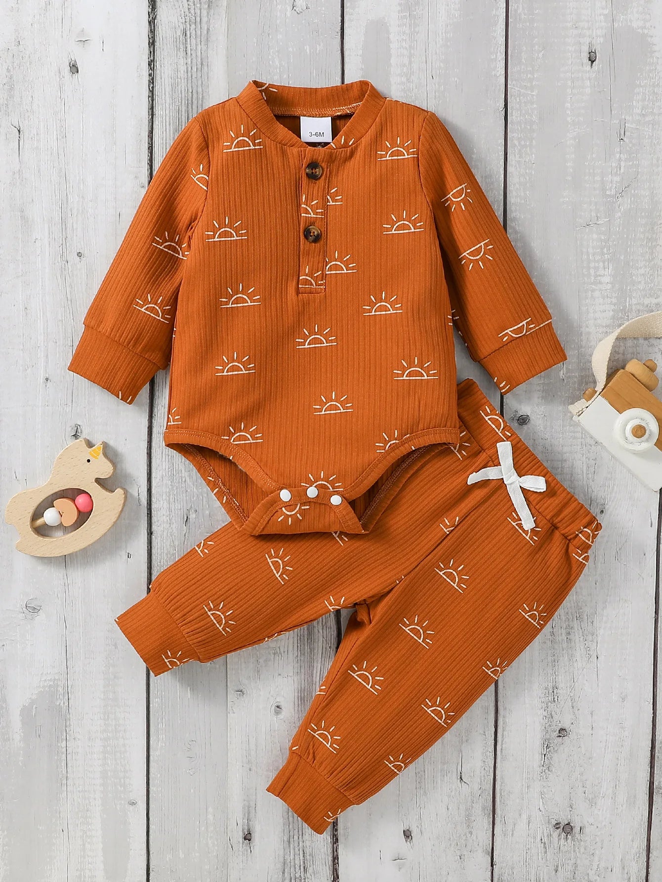 Baby Jungen 2-teiliges Outfit mit Sonnen-Print – Body & Hose