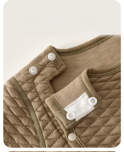 Gesteppter Baby-Strampler aus 100 % Baumwolle – warm & zeitlos