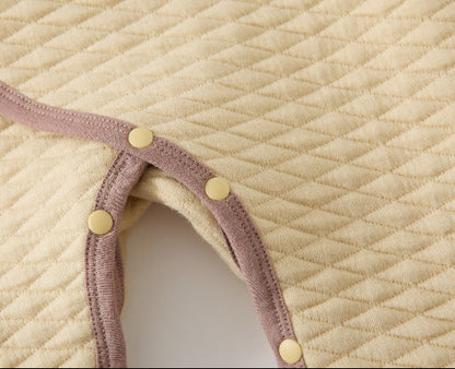 Gesteppter Baby Strampler aus Baumwolle – weicher Wickelstrampler mit Tiermotiv