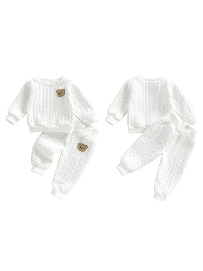 Zweiteiliges Baby-Set aus Steppstoff mit Bärenpatch – Pullover & Hose
